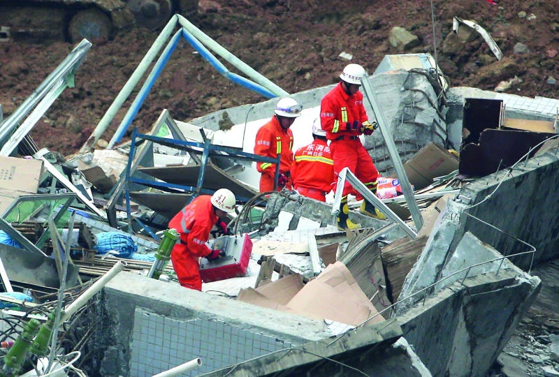 Chinese police raid offices of firm in dump site disaster