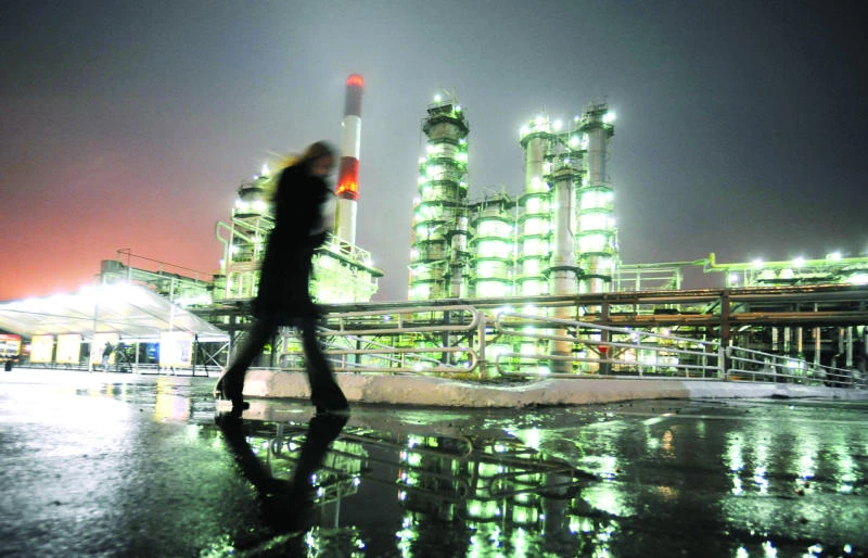 Bearish outlook for 2016, weaker profits cap oil gains