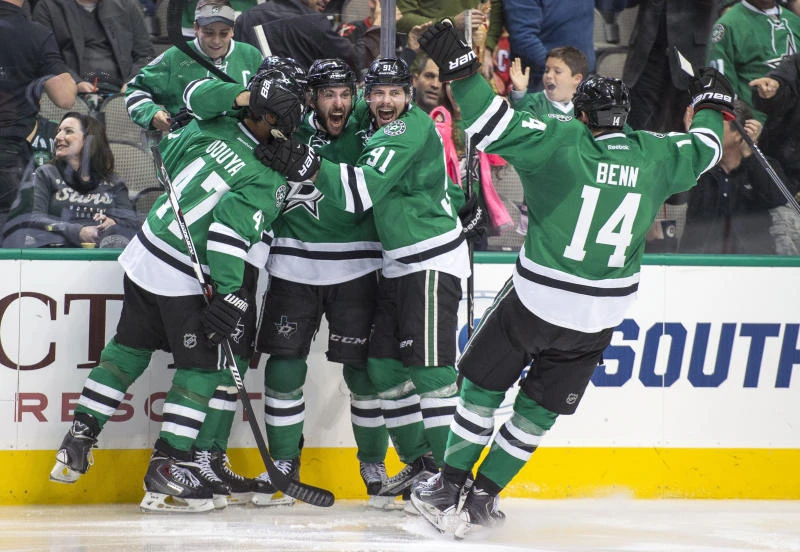 Dallas shuts out Blackhawks 4-0 to go to break on a high