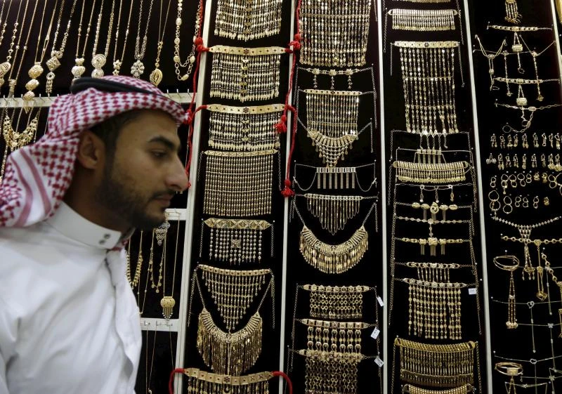 Gold price steadies in thin trading