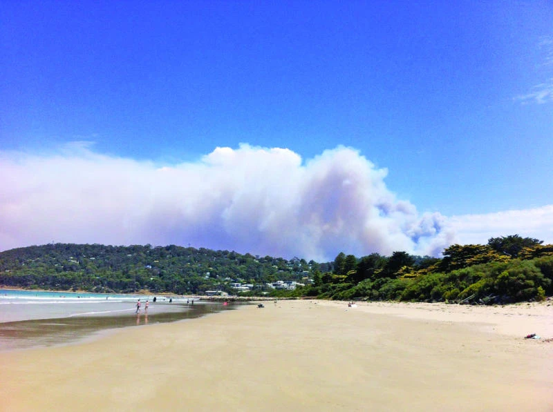Australians flee bushfires as homes burn