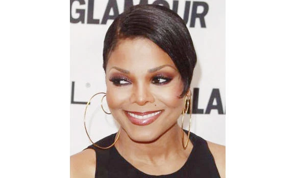 Janet halts tour to have surgery