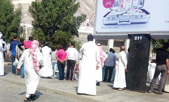 Man disturbs peace at Makkah graveyard