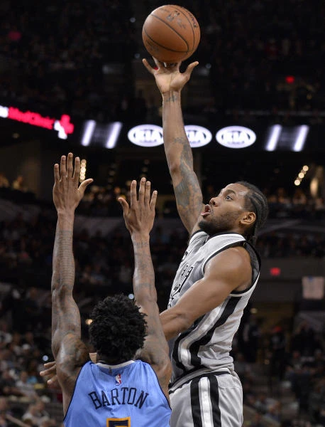 Spurs bounce back with win at home to Nuggets