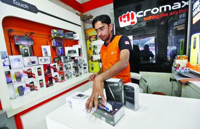 India hits one billion mobile phone subscribers