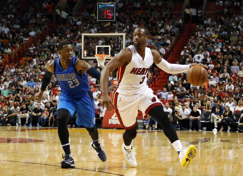 Heat rout Mavs to end two-game losing streak