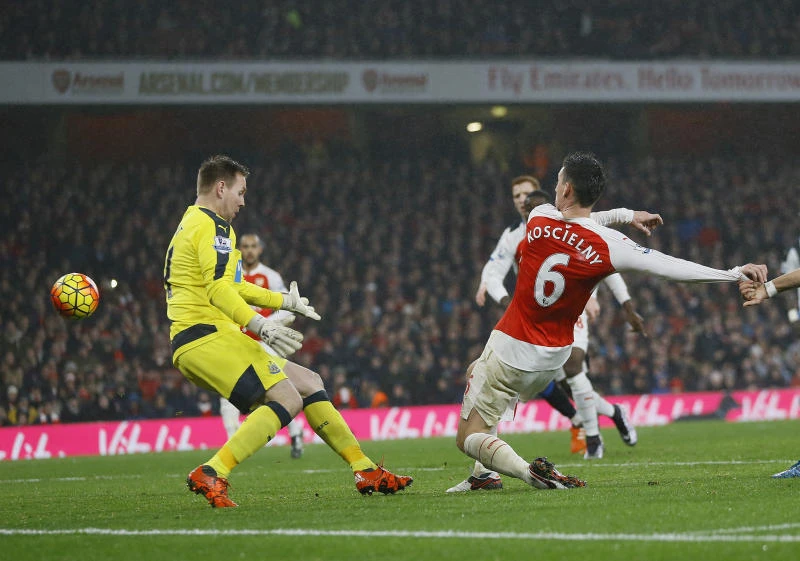 Arsenal goes 2 clear at top , Leicester held