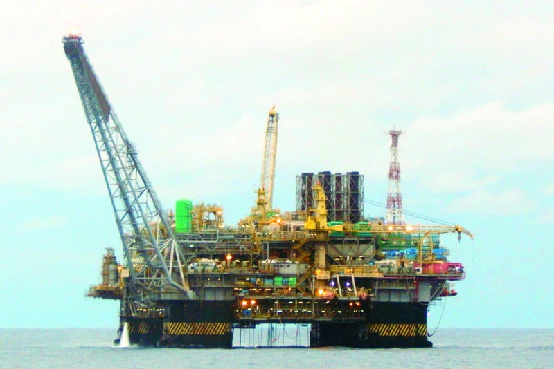Analysts see 2016 oil price increase, while traders bet on fall