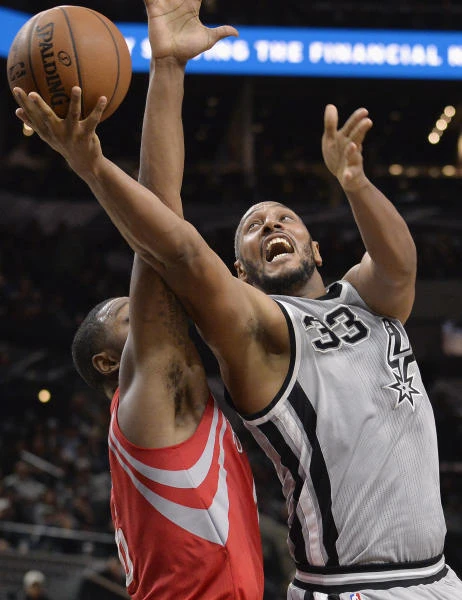Spurs down Rockets to stay perfect at home