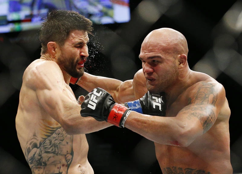 Lawler wins split-decision thriller over Condit at UFC 195