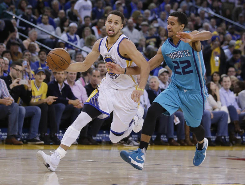 Green triple-double helps Warriors beat Hornets