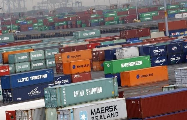 US private payrolls rise; trade deficit narrows