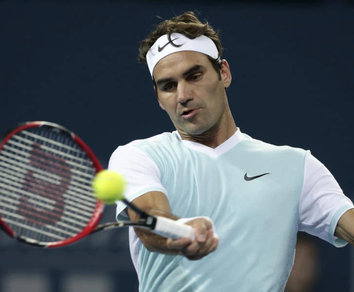 Federer battles past Dimitrov, Azarenka sails into final