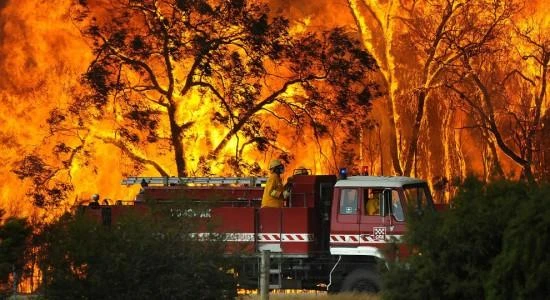 Bushfire kills two in Australia; more towns evacuating