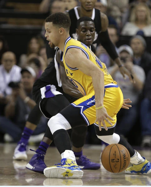 Curry too hot for Kings as Warriors keep winning