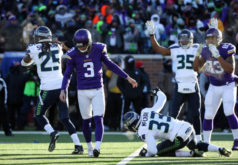 Seahawks edge Vikings, Packers beat Redskins to advance