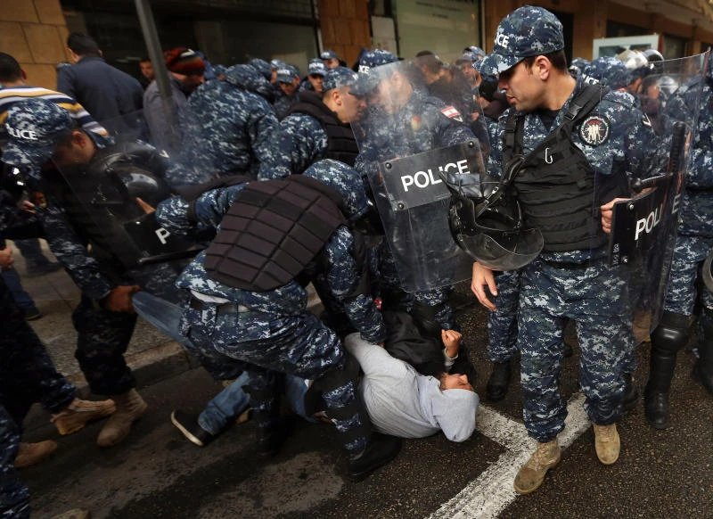 Trash crisis: Lebanese protesters clash with police