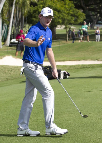 Snedeker pulls clear at Sony Open