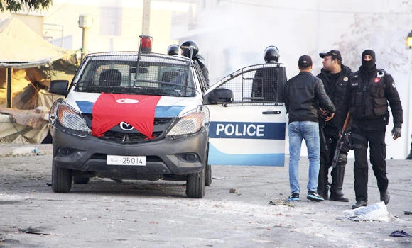 Tunisian cop slain by mob as unrest spreads