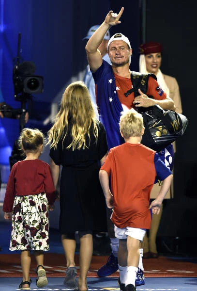 Murray advances to 3rd round; Hewitt bows out for good