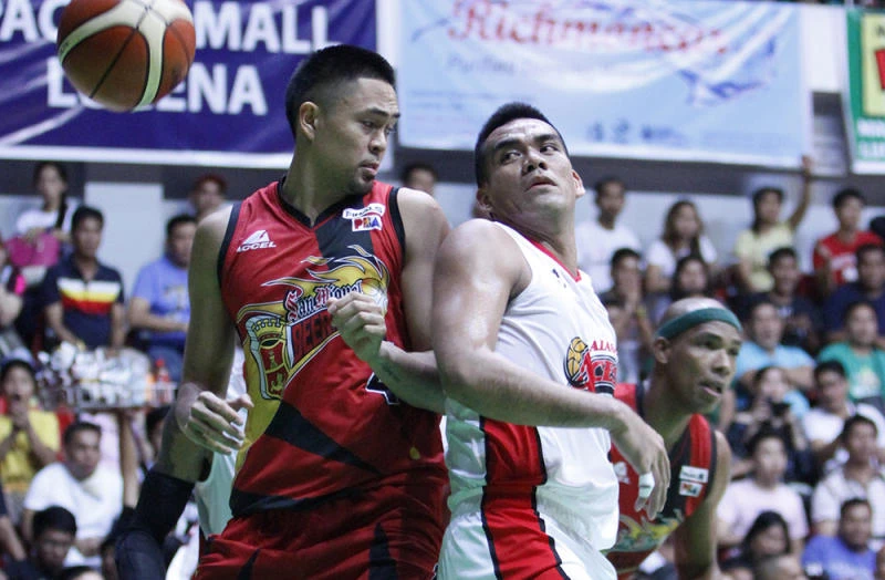 Alaska smells first Philippine Cup title since 2000