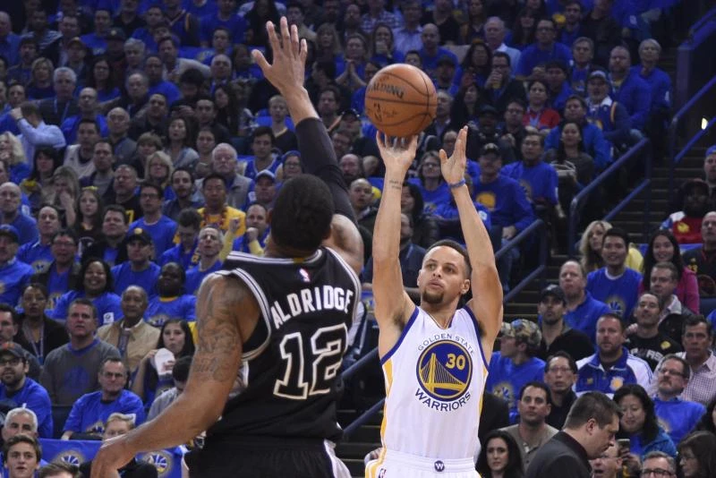 Hot Curry, Warriors stun Spurs in 30-point rout