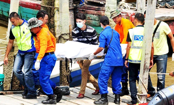 13 dead as boat sinks off Malaysia