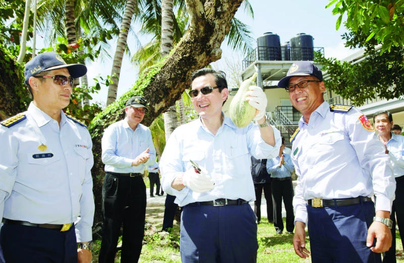 Taiwan leader defies US, visits disputed island