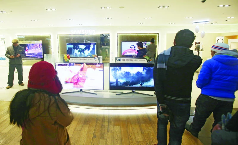 Samsung warns of tough 2016 after Q4 profit sinks