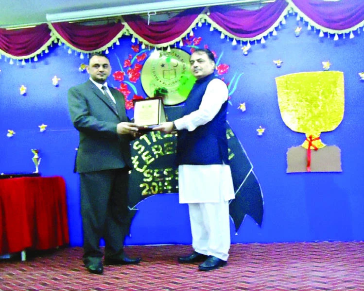 Pak envoy lauds academic excellence at Jubail school