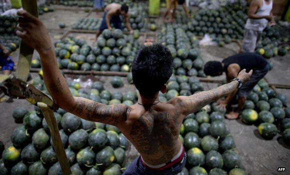 Philippines New Year revelry injures hundreds