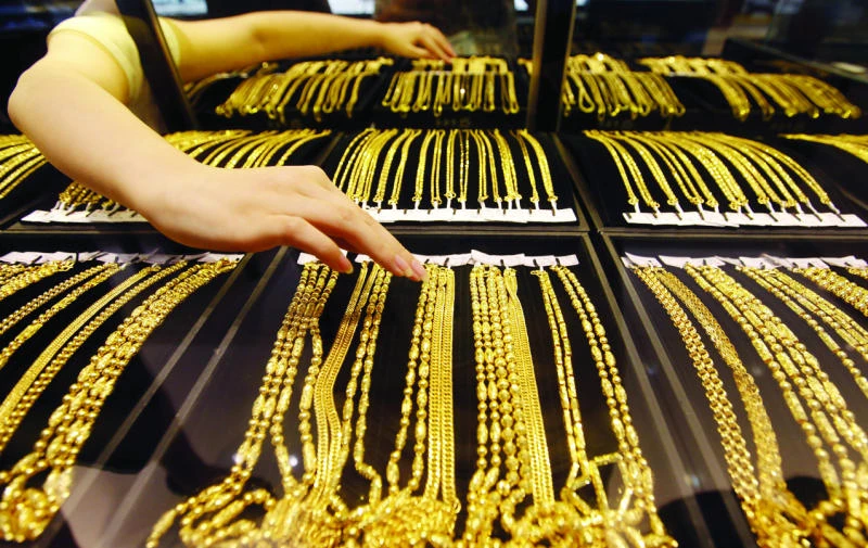 Gold heads for third annual loss with tough year ahead