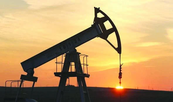 Oil price rises 5% as dollar drops