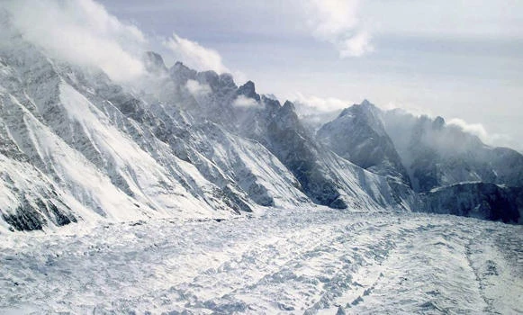 Avalanche traps 10 Indian army soldiers on Kashmir glacier