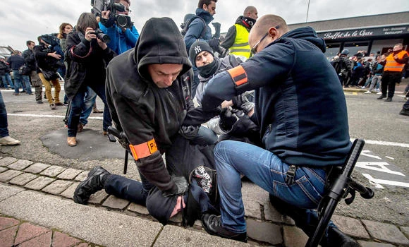 Anti-migrant protesters clash with cops in Calais