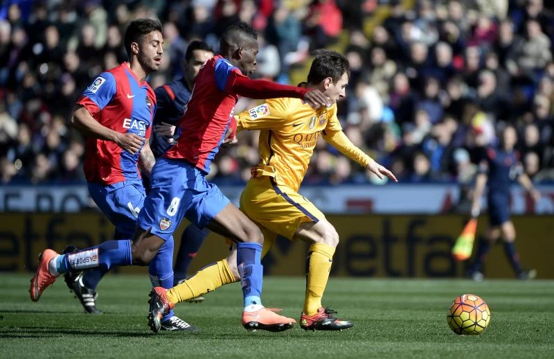 Barca equals unbeaten record with Levante win