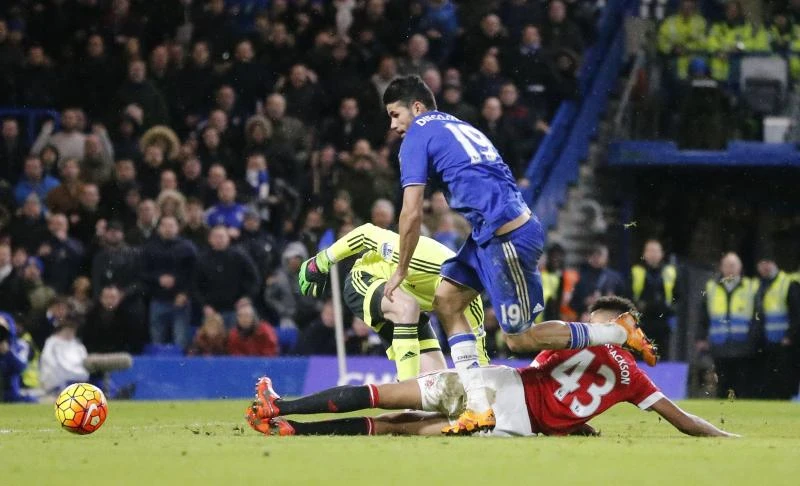 Costa rescues Chelsea; Arsenal bounces back