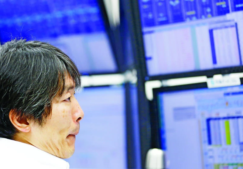 Yen near November 2014 highs, euro lags on banking worries