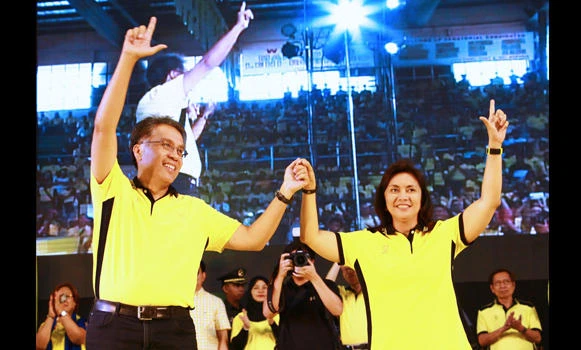 Cliffhanger Philippine presidential election race begins