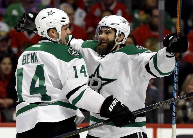 Stars win at Blackhawks to close Central gap to 1 point