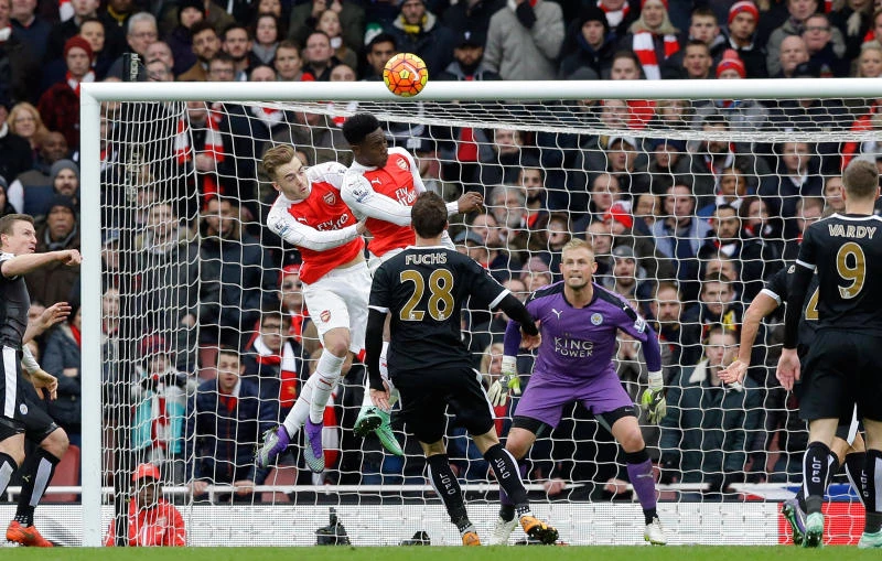 Welbeck, Eriksen give Arsenal, Spurs title edge