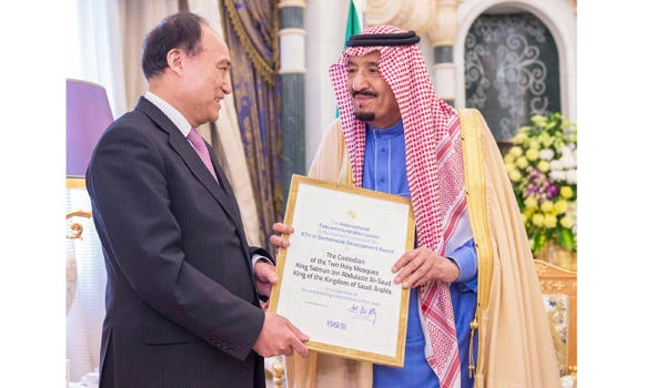 King receives award from International Telecommunication Union