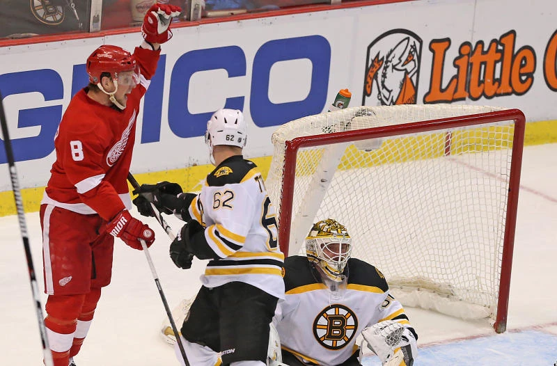 Datsyuk surpasses 900 points as Red Wings top Bruins 6-5