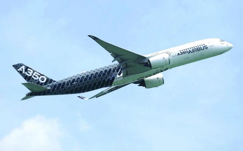 Airbus, Boeing announce $3bn plane deals at Singapore show