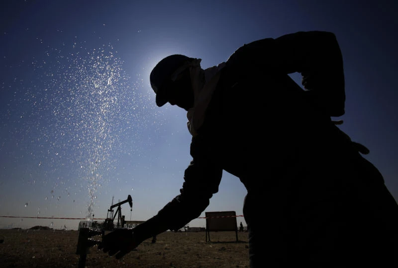 Oil price extends rally above $35