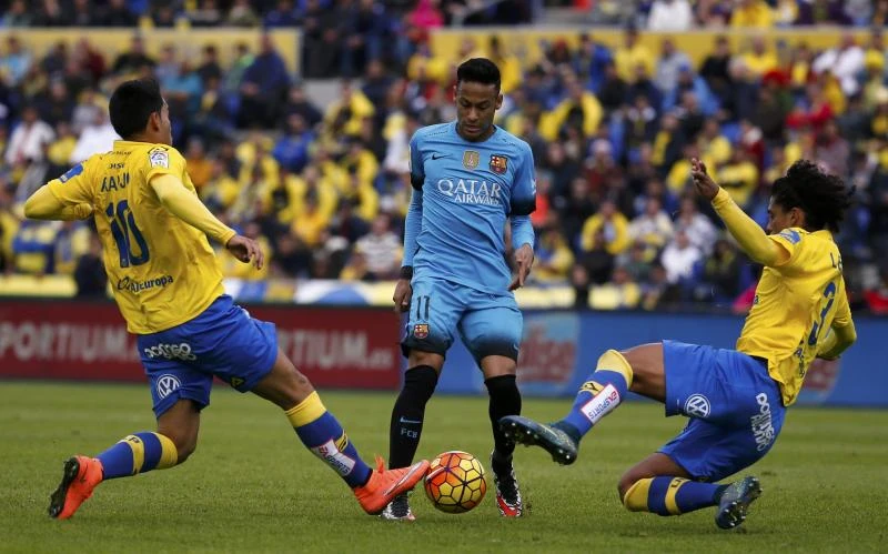 Suarez, Neymar open up nine-point Barca lead