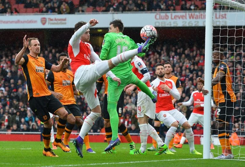 Holders Arsenal held by 2nd tier Hull, faces FA Cup replay