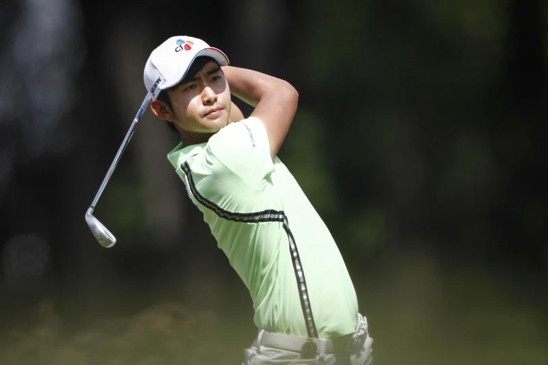 Lee’s putter rolls him into the lead in Malaysia