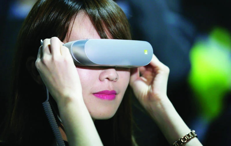 LG unveils smartphone with dual camera, virtual-reality set