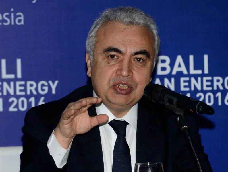 IEA sees oil market rebalancing in 2017; US production at record high by 2021